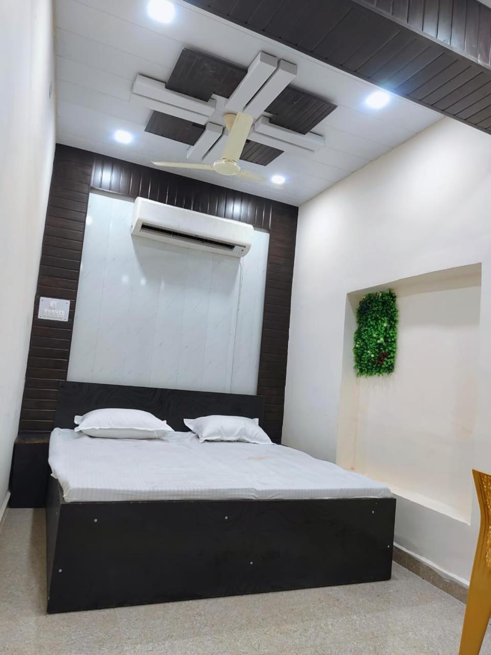 Hotel Crystal Dreams Mathura Luaran gambar